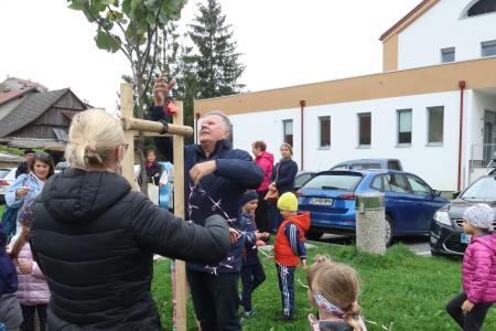 Posaditev  rožnatega drevesa v Pocinovem vrtu 15 Foto Ljubo Vukelič